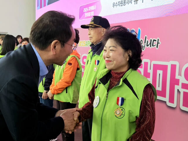 18일 오전 인천 남동구 인천대공원 어울큰마당에서 열린 ‘2024 자원봉사 한마음대회’에서 유정복 인천시장이 우수자원봉사자들에게 인증뱃지를 달아주고 있다. 박귀빈기자