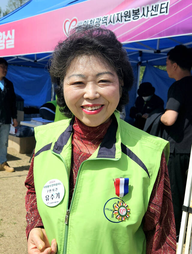 18일 인천 남동구 인천대공원 어울큰마당에서 열린 ‘2024 자원봉사 한마음대회’에서 자원봉사자 유수기씨(69)가 자원봉사에 대한 소감을 밝히고 있다. 박귀빈기자