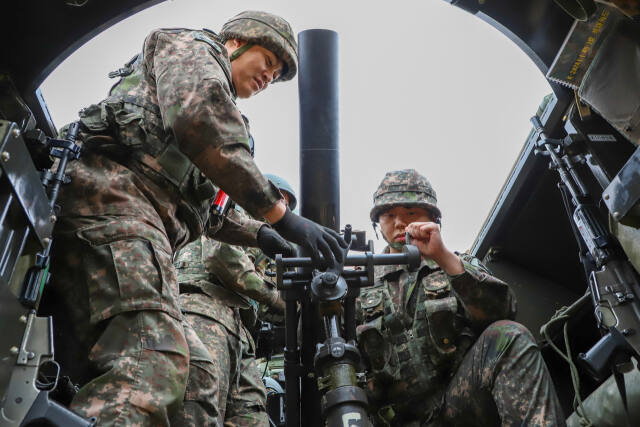 5군단이 16일부터 19일까지 실시한 군단 동시통합훈련에 참가한 부대 장병들이 개량된 신형 박격포 KM-114 사격훈련을 하고 있다. 5군단 제공