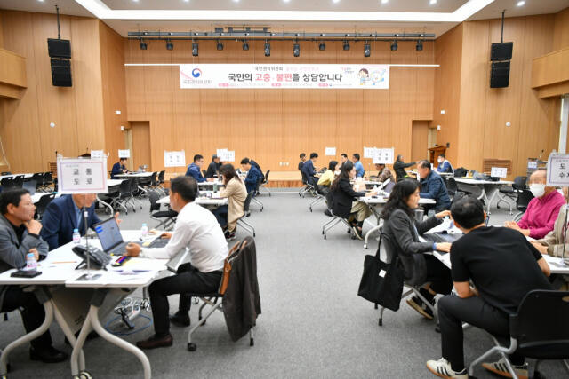 국민권익위가 17일 포천시청 대회의실에서 포천시와 공동 개최한 ‘2024년 4월 달리는 국민신문고’에서 포천시민들이 국민권익위 관계자들과 고충민원을 상담하고 있다. 포천시 제공
