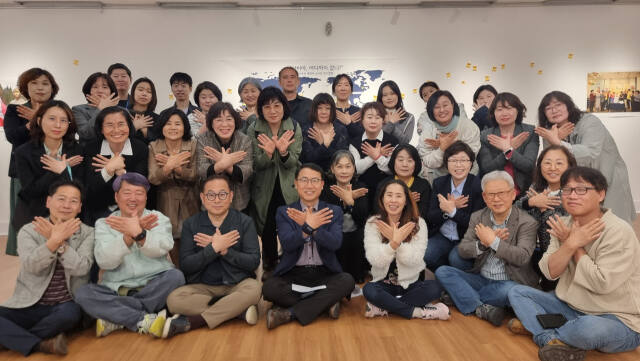 15일 수원 평화의 소녀상 건립 10주년 기념 전시회에서 개막에 기념하며 참여자들이 나비 포즈를 취하고 있다. 이날 현장에는 윤미향 국회의원, 박란자 수원특례시 복지여성국장, 박옥분 경기도의회 의원(더불어민주당, 수원2), 이성호 수원평화나비 공동대표 겸 수원평화의소녀상건립10주년기념사업취진위원회 집행위원장 등이 참석했다. 이나경기자