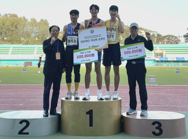 남고부 110m 허들경기서 대회신기록으로 우승한 이민혁(가운데)이 2,3위 입상자, 심재령 코치(오른쪽)와 시상대에서 기념촬영을 하고 있다.경기모바일과학고 제공