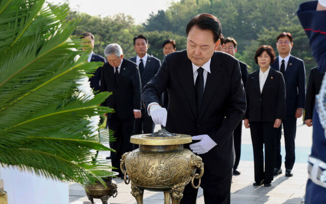 윤석열 대통령이 19일 서울 강북구 국립4·19민주묘지 기념탑에서 분향하고 있다. 연합뉴스