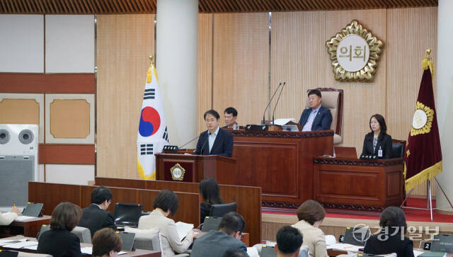 19일 오전 열린 고양특례시의회 제283회 임시회 제1차 본회의에서 이동환 시장이 제1회 추가경정예산안에 대한 제안설명을 하고 있다. 신진욱기자
