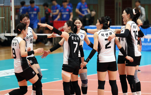 2024 한국실업배구연맹전 여자부 결승서 포항시체육회를 3대0으로 꺾고 3연패를 달성한 수원시청 선수들이 기뻐하고 있다.한국실업배구연맹 제공