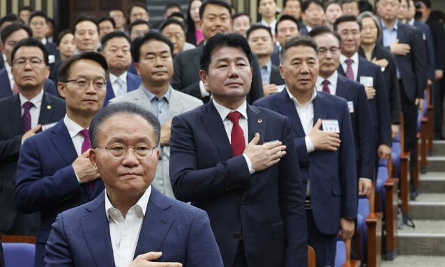 윤재옥 당대표 권한대행이 19일 국회에서 열린 원외 조직위원장 간담회에서 수도권 낙선자 및 원외 조직위원장들과 국기에 대한 경례를 하고 있다. 연합뉴스