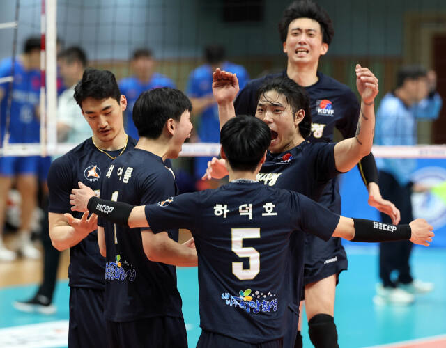 2024 한국실업배구연맹전 남자부 최종전서 부산시체육회에 3-1 역전승을 거두고 6연패의 위업을 이룬 화성시청 선수들이 환호하고 있다.한국실업배구연맹 제공