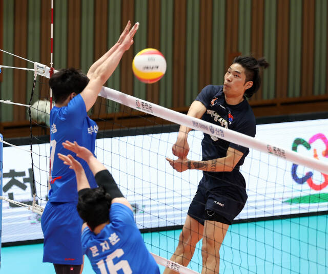 19일 홍천종합체육관에서 열린 2024 한국실업배구연맹전 남자부 풀리그 최종전 부산시체육회와의 경기서 화성시청 최익제가 상대 블로킹을 뚫는 강스파이크를 터뜨리고 있다.한국실업배구연맹 제공