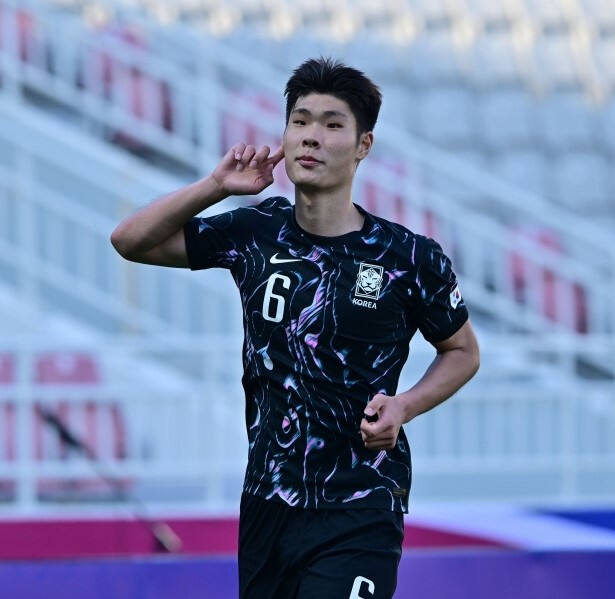 19일(현지시간) 카타르 도하 압둘라 빈 칼리파 스타디움에서 열린 2024 아시아축구연맹(AFC) U-23 아시안컵 조별리그 B조 2차전 중국과의 경기서 전반 선제골을 넣은 이영준이 세리머니를 펼치고 있다.대한축구협회 제공