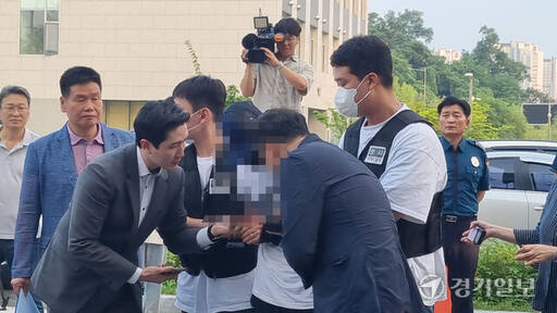 남양주에서 모녀를 살해하도 달아났던 김모씨가 붙잡혀 경찰로 압송되는 모습. 경기일보 DB