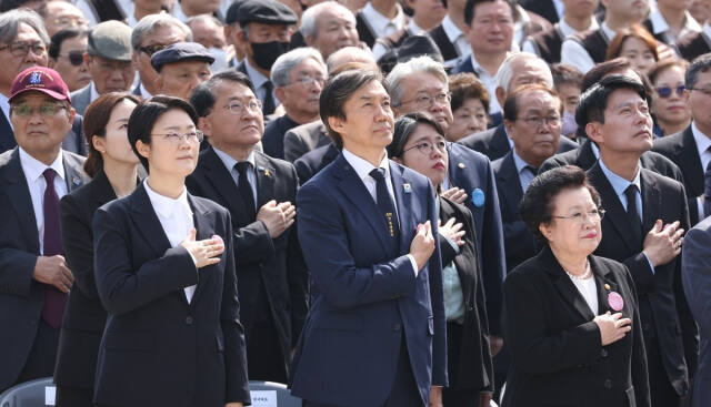 조국혁신당 조국 대표가 19일 오전 서울 강북구 국립 4·19민주묘지에서 열린 제64주년 4·19 혁명 기념식에 참석해 국기에 경례하고 있다. 연합뉴스