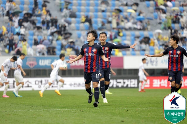 20일 수원종합운동장에서 열린 프로축구 K리그1 제주와의 경기서 후반 추간 이승우가 결승 페널티킥을 성공시킨 뒤 기뻐하고 있다.