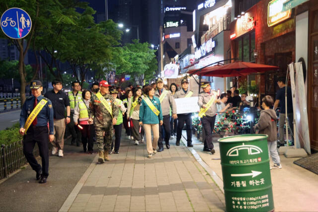 김보라 안성시장과 오지용 안성경찰서장 등을 비롯해 사회단체들이 우범지역에 대해 도보 순찰을 벌이고 있다. 안성경찰서 제공