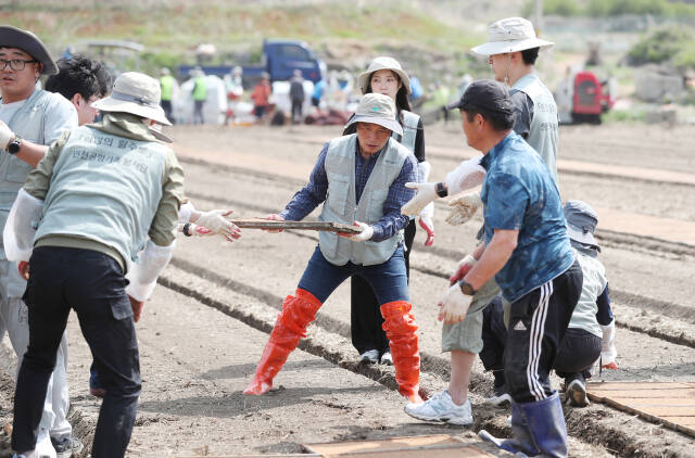 인천국제공항공사는 최근 인천공항 인근에 있는 옹진군 북도면 장봉도를 찾아 ‘봄철 농번기 지역 농촌 일손돕기 봉사활동’을 했다. 공항공사 제공