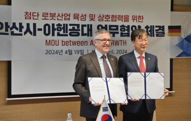 이민근 안산시장(오른쪽)이 19일(현지시간) 독일 아헨공대를 방문해, 울리히 뤼디거 총장과 로봇 공학 등 미래산업 육성과 우수 기술 협력·교류에 관한 협약을 체결하고 기념촬영을 하고 있다. 안산시 제공