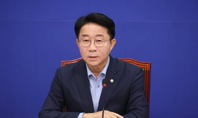 더불어민주당 조정식 사무총장이 12일 국회에서 기자간담회를 하고 있다. 연합뉴