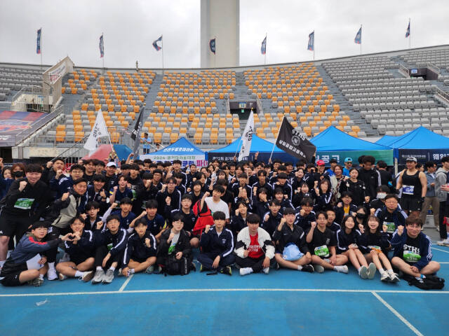 21일 오전 수원 삼일공고 학생과 교직원들이 제22회 경기마라톤대회에 참여해 포즈를 취하고 있다. 삼일공고 제공