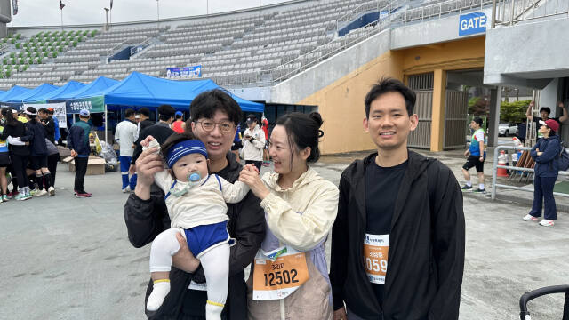 9개월차 채은유양과 경기마라톤에 참여한 가족들이 미소를 짓고 있다. 오종민기자