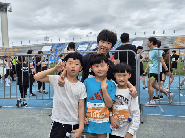 제22회 경기마라톤대회에 참가한 최한림(14), 배준용(8), 정단(8), 장영우군(8)이 함께 완주 후 포즈를 취하고 있다. 이건혁기자