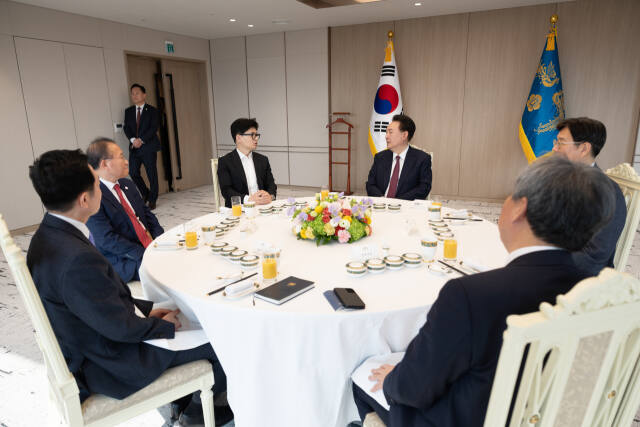 지난 1월 29일 서울 용산 대통령실 청사에서 윤석열 대통령이 한동훈 비대위원장 등 국민의힘 지도부와 오찬 회동 하는 모습. 대통령실 제공