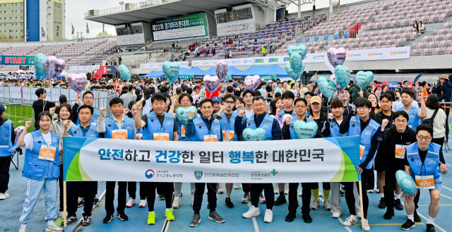 고용노동부 경기지청과 한국산업안전보건공단 경기지역본부가 21일 열린 제22회 경기마라톤대회에 참가해 '안전 문화 확산' 활동을 진행하는 모습. 윤원규기자