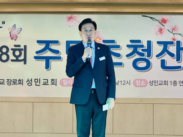 전진선 군수가 ‘제 18회 서종성민교회 주민초청 마을잔치’에서 서종면 주민들에게 인사말을 하고 있다. 독자제공
