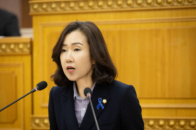 최수연 의원이 제366회 임시회 제2차 본회의에서 대표발의한 ‘양주시 신설학교 설립공사 지연으로 인한 학생불편 해소방안 및 학습권 보장 촉구 건의안’에 대한 제안설명을 하고 있다. 양주시의회 제공