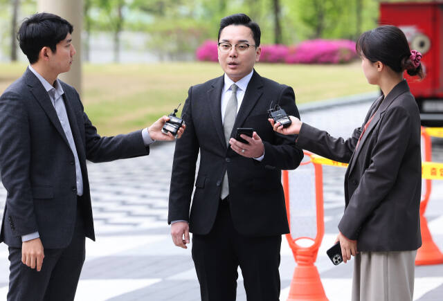 2022년 제20대 대통령 선거와 관련한 공직선거법 위반 혐의로 기소된 더불어민주당 이재명 대표의 배우자 김혜경 씨 사건의 공익제보자 조명현 씨가 22일 오전 증인신문을 위해 경기도 수원시 영통구 수원지방법원으로 들어서고 있다. 연합뉴스