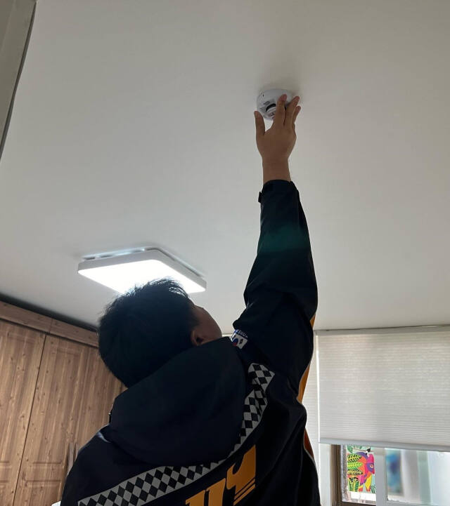 의정부소방서 직원이 화재경보기를 설치하고 있다. 의정부서 제공