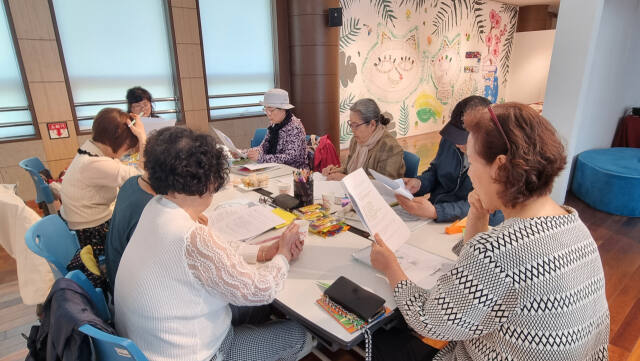 '여우구슬' 활동가들이 오는 27일 어린이 관람객을 대상으로 한 그림연극 연습에 한창이다. 이나경기자