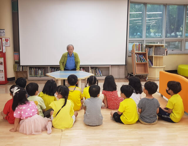 지난해 도내 한 어린이집에서 여우구슬 활동가가 동화구연을 펼치던 모습. 수원문화재단 제공