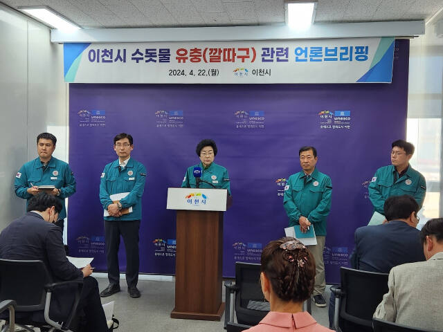 김경희 이천시장이 시청 회의실에서 기자회견을 열고 정수장 유충 발견 관련 빠른 시일 내 안전한 수돗물 공급을 위해 최선을 다하겠다고 발표하고 있다. 김정오기자
