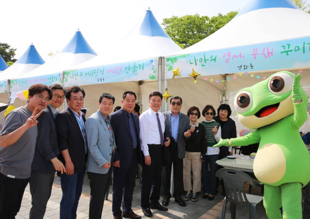 지난 19~20일 개최된 ‘2024 만석거 새봄 페스타’에서 이상수 장안구청장(왼쪽에서 여섯번째)과 시민들이 기념촬영을 하고 있다. 장안구청 제공