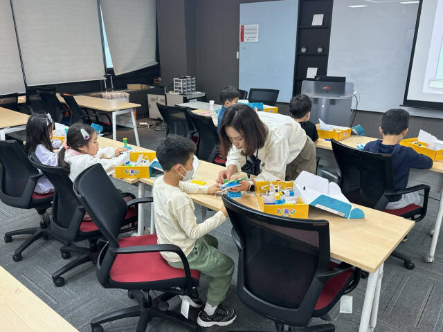 KT는 지난 20일 KT분당사옥에 마련된 강의실에서 ‘KT와 함께하는 SW/AI 코딩 공유학교’ 2회차 교육에서 성남지역 초등학생들에게 AI코디니를 활용해 코딩 교육을 진행했다. KT 제공