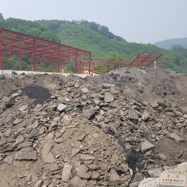 경기도의 한 아스콘 제조회사가 야적장에 폐기물을 불법으로 반입시켜 놓은 모습. 사진은 기사 본문과 구체적인 관련 없음. 경기일보 DB