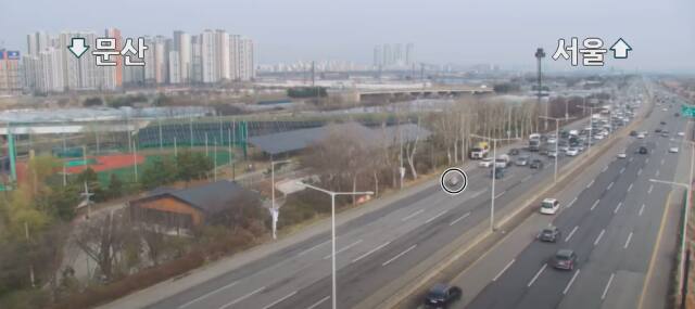 지난달 27일 자유로 부근에서 일산동부경찰서 소속 문성준 경위(동그라미)가 경찰 오토바이를 타고 도로 양쪽 끝을 오가며 ‘트래픽 브레이크’를 유도하는 모습. 경찰청 유튜브 캡처