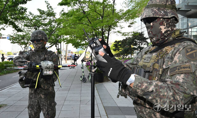 22일 오후 도시지역 대침투작전 훈련이 실시된 인천 연수구 송도IBS타워에서 17사단 장병들이 테러범이 침투한 건물 수색을 위해 드론을 준비하고 있다.조병석기자