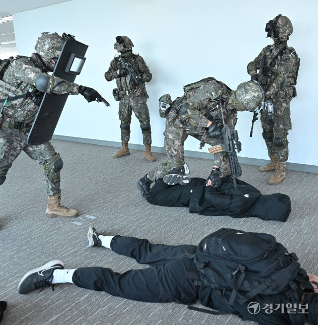22일 오후 도시지역 대침투작전 훈련이 실시된 인천 연수구 송도IBS타워에서 17사단 장병들이 건물에 침투한 테러범들을 진압하고 있다. 조병석기자