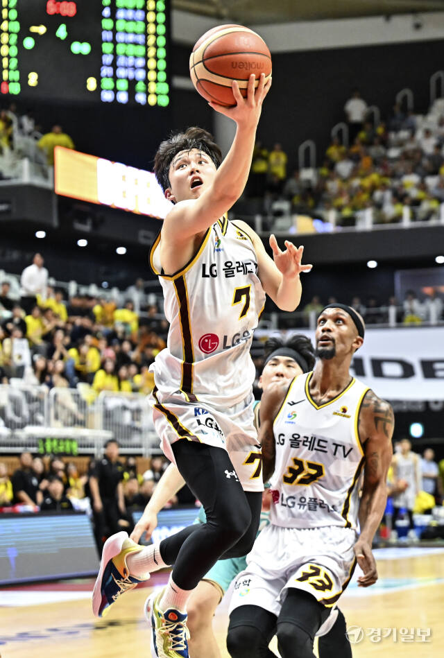 KT, LG에 89-80으로 4차전 승리 [포토뉴스]