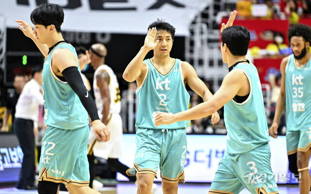 KT, LG에 89-80으로 4차전 승리 [포토뉴스]