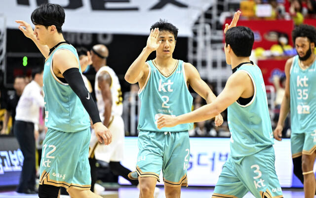 22일 오후 수원 KT소닉붐아레나에서 열린 2023-2024 정관장 프로농구 창원 LG와의 4강 PO 4차전서 수원 KT 허훈(가운데)이 득점 후 정성우와 하이파이브를 하고 있다.홍기웅기자