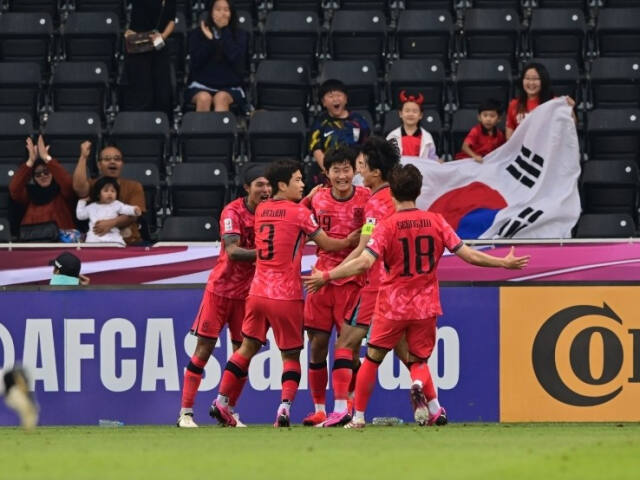 22일 카타르 도하 자심 빈 하마드 스타디움 열린 2024 AFC U-23 아시안컵 조별리그 B조 3차전 일본과의 경기서 후반 김민우(가운데)가 결승 헤더골을 넣은 뒤 동료들과 환호하고 있다.대한축구협회 제공