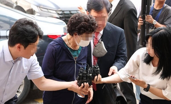 윤석열 대통령의 장모 최은순 씨(가운데)가 지난해 7월 경기도 의정부시 가능동 의정부지방법원에서 통장 잔고증명 위조 등 혐의 관련 항소심 재판을 위해 법정으로 이동하고 있는 모습. 연합뉴스