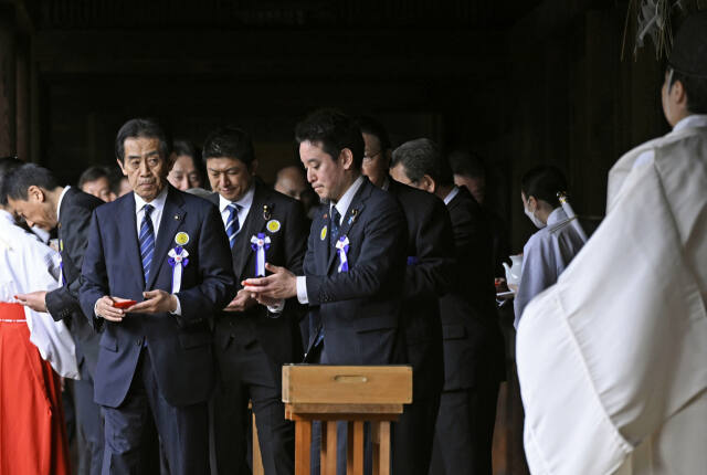 일본 자민당의 아이사와 이치로 의원 등 일본 여야 국회의원들이 23일 춘계 예대제(例大祭·제사)를 맞아 태평양전쟁 A급 전범이 합사된 야스쿠니신사에 집단 참배하고 있다. 연합뉴스