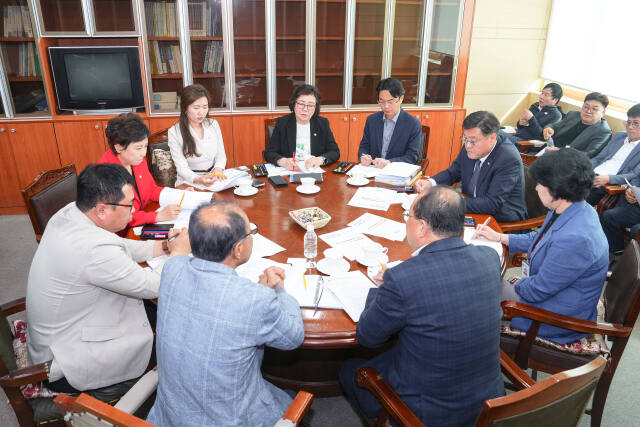 포천시의회 연제창 부의장(오른쪽 가운데)과 포천시의원들이 22일 장자산단을 방문, 장자산단입주기업체협의회 유병순 이사장을 비롯한 임직원들과 장자산단 활성화 방안 등에 대해 의견을 나누고 있다./포천시의회 제공