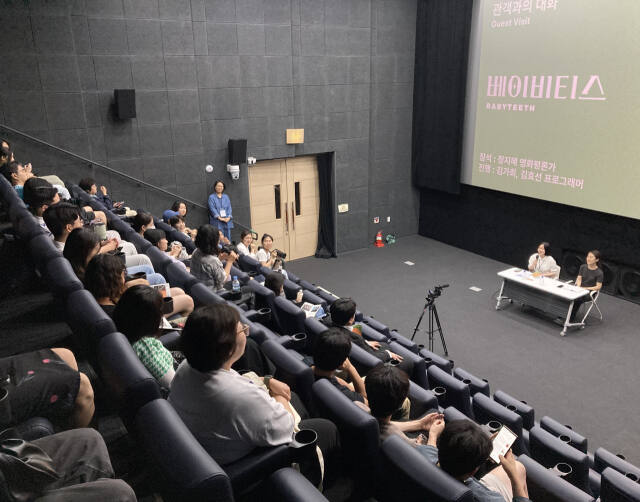 수원문화재단이 오는 25일까지 ‘시민 영화프로그래머 양성 과정’ 참여자를 모집하는 가운데 지난해 정지혜 영화평론가 등이 참석했던 ‘제8회 수원사람들영화제’의 모습. 수원문화재단 제공