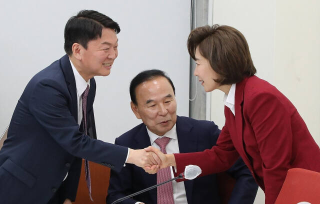 15일 국회 국민의힘 원내대표실에서 열린 4선 이상 중진 당선인 간담회에서 안철수 의원과 나경원 전 의원이 인사하고 있다. 연합뉴스