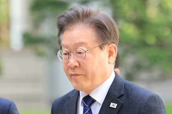 더불어민주당 이재명 대표가 23일 오전 서초구 서울중앙지방법원에서 열린 대장동·성남FC·백현동 배임·뇌물 등 혐의 관련 1심 속행 공판에 출석하고 있다. 연합뉴스