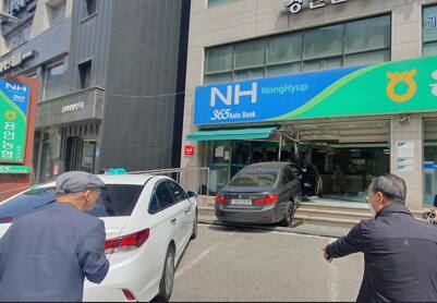 23일 오전 용인 처인구 용인농협 삼가지점 건물에 승용차가 돌진하는 사고가 발생했다. 사진은 사고 현장. 경기도소방재난본부 제공