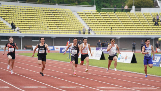 23일 전남 여수시 망마경기장에서 벌어진 2024 여수 KTFL 전국실업육상경기대회 첫 날 남자 100m 결승에서 안양시청 이시몬(맨 오른쪽)이 가장 먼저 결승선에 골인하고 있다.스포츠유 제공